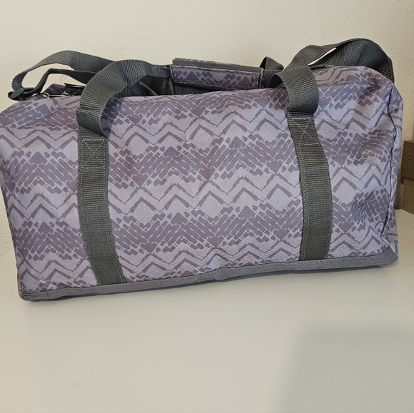 Stylish Gray Patterned Duffle Bag - Picture 3 of 8